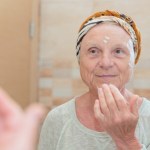 To najczęstsze błędy w pielęgnacji skóry. Wyeliminujesz, a skóra pozostanie promienna na lata