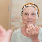 To najczęstsze błędy w pielęgnacji skóry. Wyeliminujesz, a skóra pozostanie promienna na lata