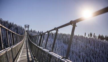 To najdłuższy wiszący most na świecie. Znajduje się rzut beretem od polskiej granicy