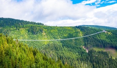 To najdłuższy wiszący most. Warto się nim przejść, bo znajduje się blisko polskiej granicy 