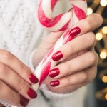 To najgorętsze trendy świątecznego manicure. Klasyka i odważne wzory na wyjątkowy czas