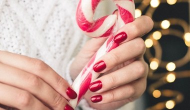 To najgorętsze trendy świątecznego manicure. Klasyka i odważne wzory na wyjątkowy czas