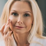 To najgorsze kosmetyki na jesień. Twarz staje się sucha i matowa