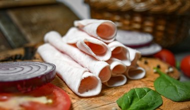 To najgorsze składniki sklepowych wędlin. Doprowadzają organizm do ruiny