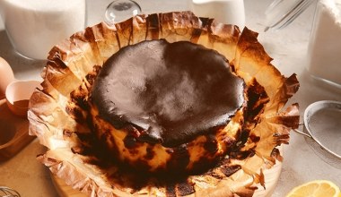 To najgorszy ser do sernika. Ciasto słabo rośnie, jest zbite i szybko opada