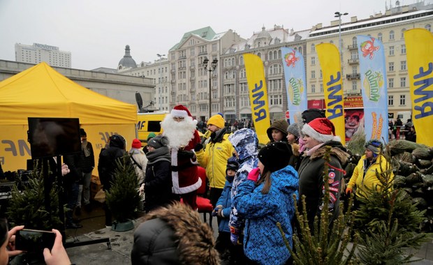 "To najładniejsza choinka, jaką mam od lat". Warszawiacy obdarowani drzewkami od RMF FM