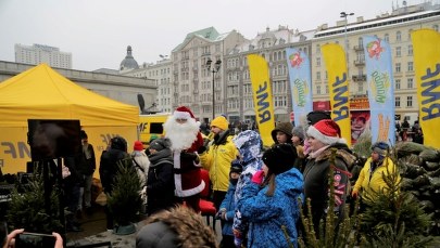 "To najładniejsza choinka, jaką mam od lat". Warszawiacy obdarowani drzewkami od RMF FM