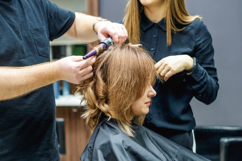 To najlepsza fryzura dla pań z cienkimi włosami. Dodaje mega objętości