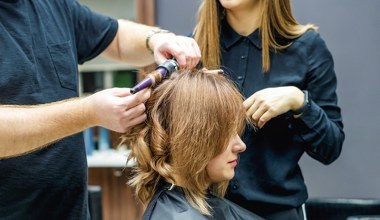 To najlepsza fryzura dla pań z cienkimi włosami. Dodaje mega objętości