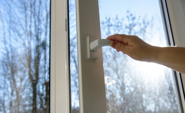 To najlepsza temperatura w sypialni zimą. Unikniesz pleśni i roztoczy w łóżku