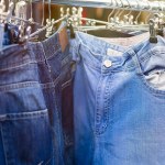To najlepsze jeansy dla pań po 50-tce. Robią cuda z sylwetką