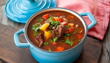 To najlepsze mięso do gulaszu. Ma mnóstwo białka i kolagenu, mięso rozpływa się w ustach