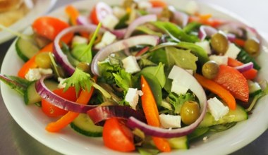 To najlepsze sałatki na Wielkanoc. Mają o wiele mniej kalorii niż tradycyjna jarzynowa