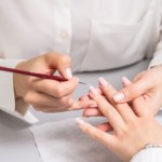 To najlepszy kształt paznokci dla kobiet po 50-tce. Odmładza dłonie