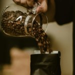 To najlepszy sposób na przechowywanie kawy. Zachowa smak, aromat i świeżość  