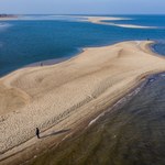 To najmłodsza plaża nad Bałtykiem. Turyści uwielbiają odwiedzać ten cypel 