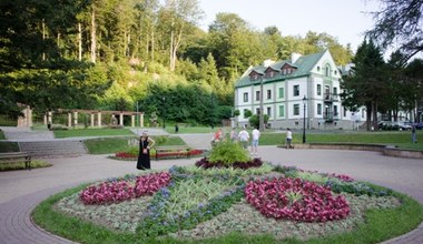 To najmniejsze miasto uzdrowiskowe w Polsce. Kuracjusze chwalą wody mineralne 