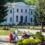 To najmniejsze miasto uzdrowiskowe w Polsce. Przyjeżdżała do niego Orzeszkowa 
