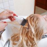 To najmodniejszy odcień blondu. Odmładza i pasuje kobietom po 50-tce