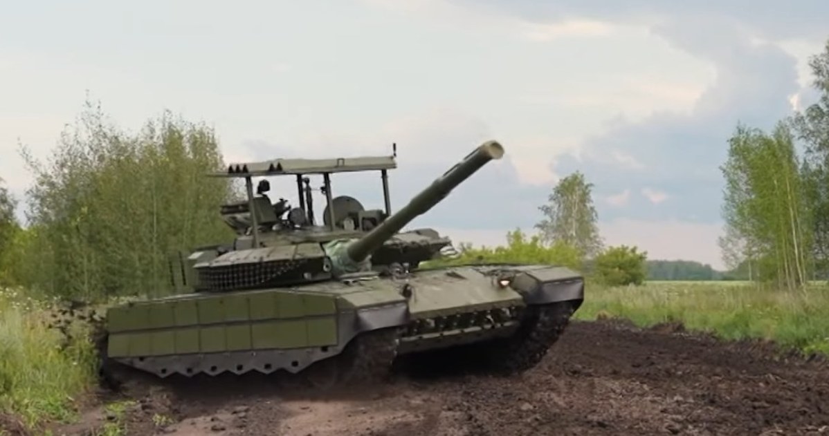 To najnowszy czołg rosyjskiej armii. Rosjanie prezentują kolejną wersję T-80 /@TheDeadDistrict /Twitter