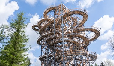 To najpiękniejsze wieże widokowe w Polsce. Warto wybrać się jeszcze jesienią