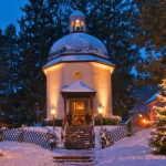 To najpopularniejsza kolęda na świecie. Jest śpiewana od ponad 200 lat