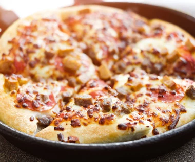 ​To najprostsza i najszybsza pizza, jaką możesz zrobić. Nie musisz nawet włączać piekarnika