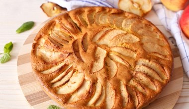 To najprostsze ciasto z jabłkami. Zrobisz je w 10 minut bez miksera
