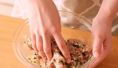 To najsilniejsza z przypraw dostępnych w Europie. Działa przeciwzapalnie, pomaga na wzdęcia i skurcze