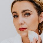 To najskuteczniejszy sposób na naturalny makijaż. Sekret tkwi w technice nakładania podkładu