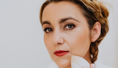 To najskuteczniejszy sposób na naturalny makijaż. Sekret tkwi w technice nakładania podkładu