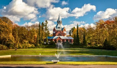 To największy cmentarz w Polsce. Wygląda jak park i można go zwiedzać 