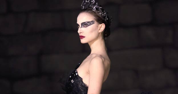 To Natalie Portman przedstawiła reżyserowi Darrenowi Aronofsky'emu Rodarte /materiały dystrybutora