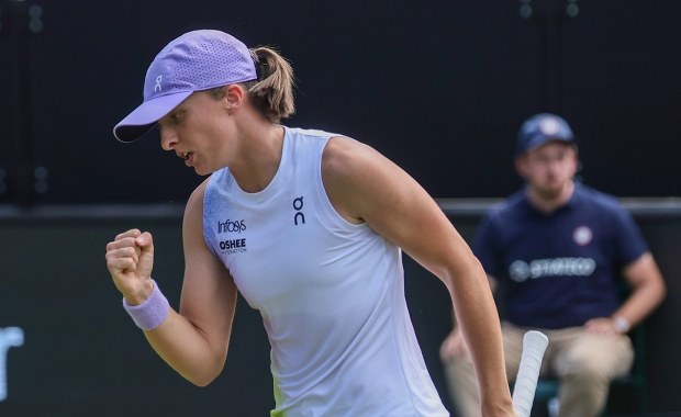 To nie był łatwy mecz. Świątek zaczęła sezon na trawie