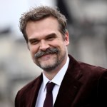 Billy Crudup To nie David Harbour miał zagrać w "Stranger Things". Twórcy zaproponowali rolę innemu aktorowi
