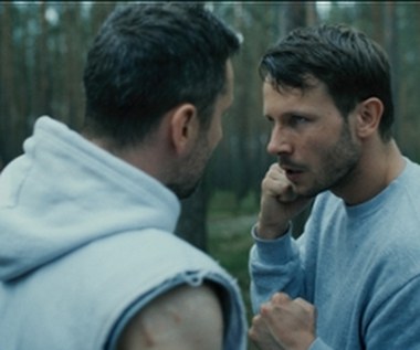 "To nie jest jakaś bajeczka, tylko bardzo mocne kino oparte na faktach, więc dla wielu ludzi wejście w ten świat, to będzie coś bardzo pociągającego. To jest coś, co dociera do nas nagłówkami z gazet, newsami, które mają nas szokować, a my wchodzimy do środka" - Mateusz Banasiuk mówił agencji informacyjnej Newseria Lifestyle.