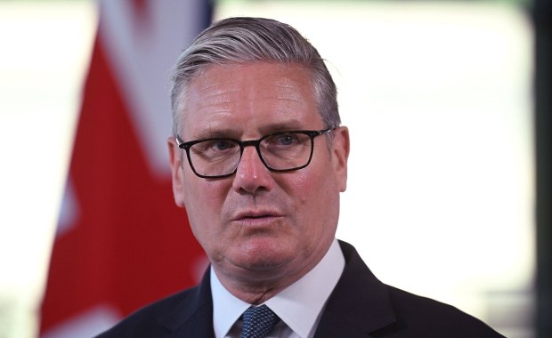 "To nie jest nierealne wyzwanie". Starmer stawia ultimatum gigantom technologicznym