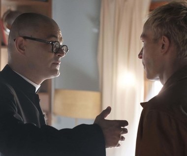 – To nie jest opowieść o budowaniu hospicjum ani historia walki ze śmiertelną chorobą. „Johnny” to emocjonalny rollercoaster, który na przemian bawi i wzrusza, przeraża i rozczula. Fabuła przeprowadza nas od skrajnie mrocznych momentów, przez walkę z samym sobą i zewnętrznym światem, aż do znalezienia sensu i nadziei. Emocje będą buzować w widzach nie tylko przez cały seans, ale też wiele godzin po nim – mówi o projekcie reżyser, Daniel Jaroszek.   