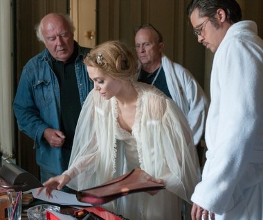 "To nie jest wielki film, to nie jest też film akcji" - powiedziała Jolie Pitt portalowi Extra - "To rodzaj filmu, który kochamy, ale rzadko w nich jesteśmy obsadzani. Jest bardzo eksperymentalny, niezależny - w typie filmu, w którym mamy być razem aktorami i jest surowy, otwarty, próbujący różnych rzeczy" - dodała gwiazda.

 