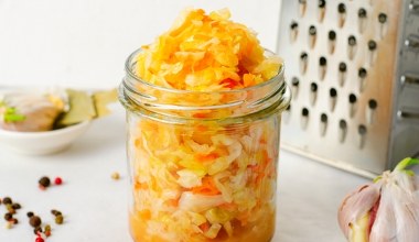 To nie jest zwykła kapusta. Nietypowe dodatki sprawiają, że robi się z niej witaminowa bomba na odporność 