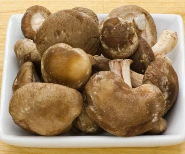 To nie opieńka i nie maślak. Ten nietypowy grzyb wspiera odporność i dodaje sił witalnych, dba o zdrowie kości  