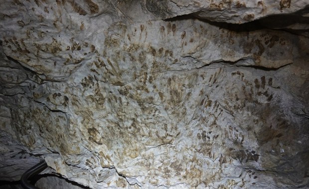 To nie pradawne malowidła jaskiniowe. Nieodwracalna ingerencja w Jaskinię Mroźną