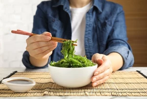 To nie sałata, to superfood z oceanu. Dlaczego warto jeść wakame?