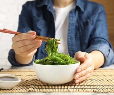 To nie sałata, to superfood z oceanu. Dlaczego warto jeść wakame?