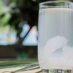To nie tylko modny napój. Nawadnia lepiej niż woda, ma dużo potasu, a na skórę działa jak botoks
