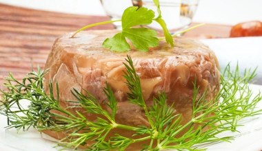 To nieocenione źródło kolagenu, a my w sklepie je omijamy. W PRL-u robiło się w każdym domu  