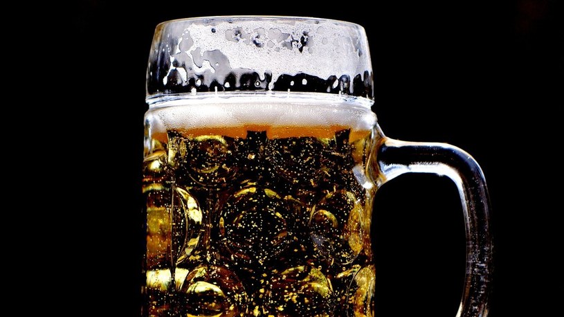 To niesamowite, naukowcy policzyli, ile dokładnie bąbelków jest w szklance piwa /Geekweek