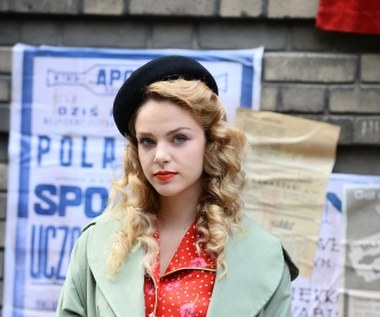 "To niesamowite, że będę brać udział w takiej produkcji, tym bardziej, że mój pradziadek zginął w obozie. Przyznam, że mam ciarki na plecach widząc tu SS-manów w mundurach i powiewające swastyki. Mimo że to tylko scenografia, jest to przerażające. Dzięki bogu nie żyjemy już w tamtych czasach" - opowiada 20-letnia Vanessa Aleksander, wcielająca się w Ewkę - kontrowersyjną postać, którą poznajemy, kiedy wychodzi z więzienia.

 