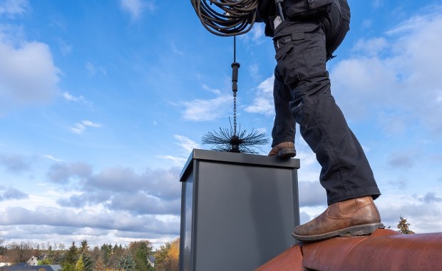 To obowiązek każdego, kto ma dom. Ile kosztuje przegląd i czyszczenie komina?