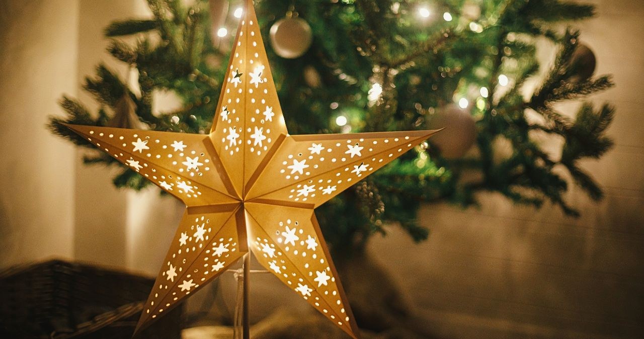 To obowiązkowy element świąt w polskim domu! Gwiazda LED od 14,99 zł! /CanvaPro /INTERIA.PL